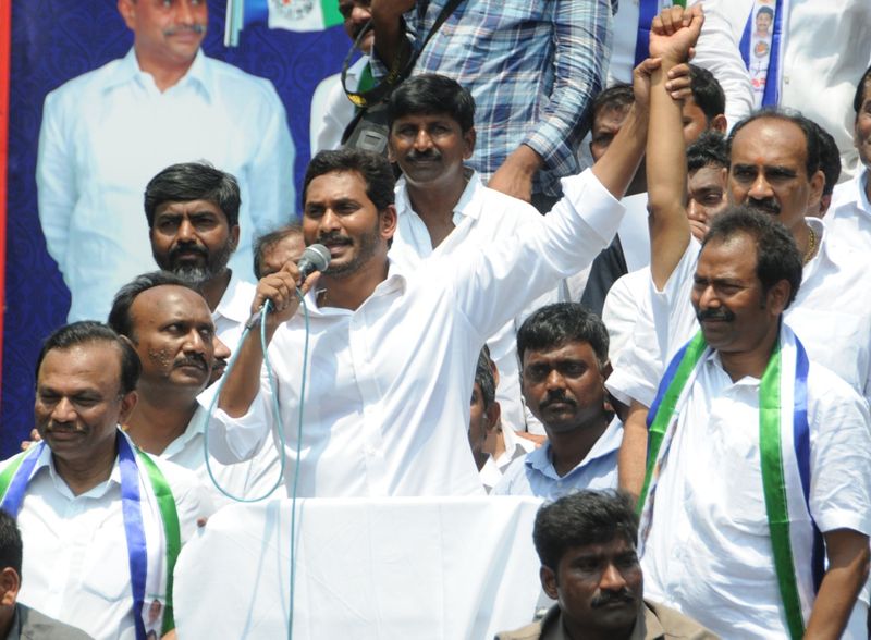 ఈ ఏడాది రూ.2250లకు పెన్షన్ ఇస్తామన్నారు. ప్రతి ఏటా రూ.250 పెంచుతూ ఐదేళ్లలో రూ. 3 వేలకు పెన్షన్ ను పెంచుతామని జగన్ ప్రకటించారు. ఎన్నికల్లో ఇచ్చిన ప్రతి హామీని అమలు చేస్తామని జగన్ స్పష్టం చేశారు.