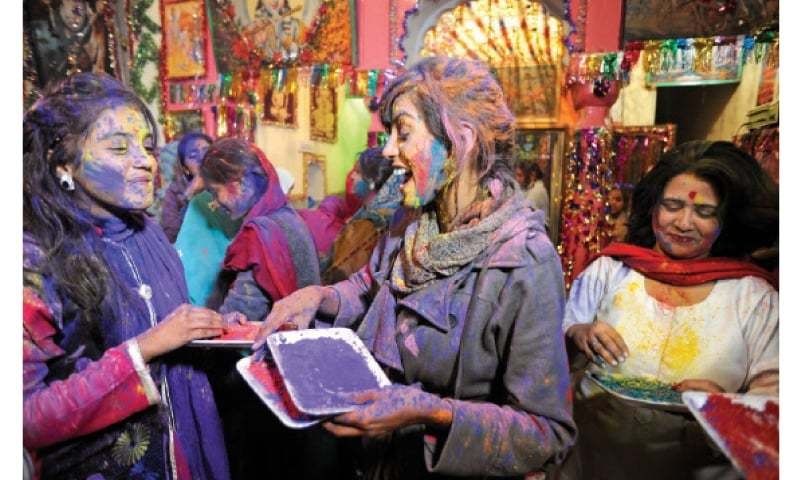 সাংস্কৃতিক অনুষ্ঠানঃ পাড়ার সকলে কিংবা স্কুল কলেজে সাংস্কৃতিক অনুষ্ঠানের মধ্যে দিয়ে এই দিনটিকে সেলিব্রেট করা যেতেই পারে।
