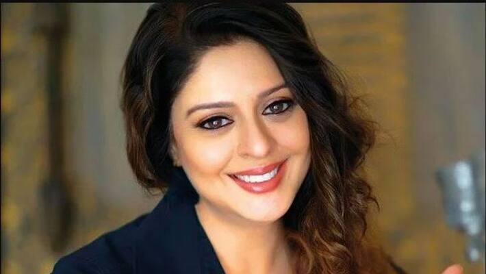 nagma wrongly pose rishi kapoor video? nagma wrongly pose rishi kapoor video?