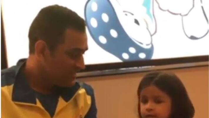 Daughter Ziva helps MS Dhoni to clean up car Daughter Ziva helps MS Dhoni to clean up car