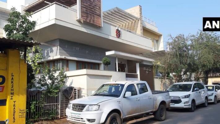 I-T Dept raids at residences of PWD contractors in Hassan I-T Dept raids at residences of PWD contractors in Hassan