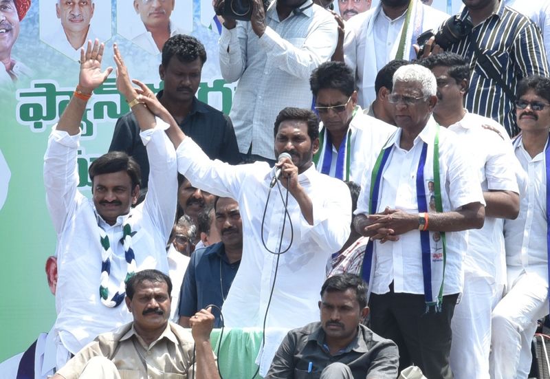అంతేకాదు ప్రముఖ సభలలో, సమావేశాలలో అధ్యక్ష హోదా ఇచ్చి గౌరవించారు. అంతేకాదు వైయస్ జగన్ అత్యంత ప్రతిష్టాత్మకంగా చేపట్టిన పాదయాత్ర ప్రజాసంకల్పయాత్ర ముగిసిన తర్వాత ఇచ్చాపురంలో ఏర్పాటు చేసిన బహిరంగ సభలోనే కీలక పాత్ర పోషించారు ఉమ్మారెడ్డి వెంకటేశ్వర్లు.