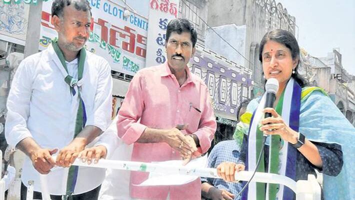 Ys jagan's wife bharathi reacts on poll trends Ys jagan's wife bharathi reacts on poll trends