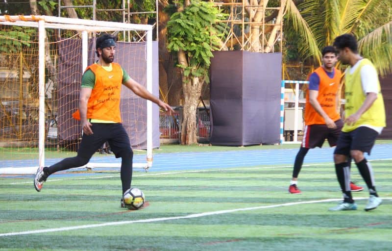 Dressed in the usual sports gear, Ranbir indulged in a power-packed game in Juhu.