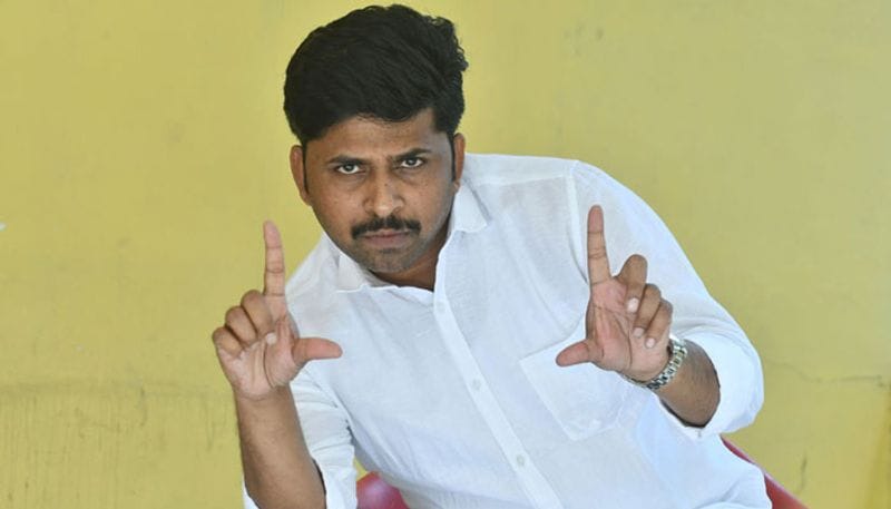 శివ నిర్వాణ - నాని హీరోగా 'నిన్ను కోరి' లాంటి ఎమోషనల్ లవ్ డ్రామా తీసి తన సత్తా చాటాడు దర్శకుడు శివ నిర్వాణ. మొదటి సినిమాతోనే ఈ రేంజ్ లో సక్సెస్ అందుకోవడం విశేషమనే చెప్పాలి.