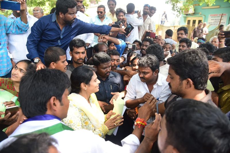 రాష్ట్ర ప్రజల కష్టాలు తెలుసుకునేందుకు వైయస్ షర్మిల పాదయాత్ర నిర్వహించారు. మరో ప్రజాప్రస్తానం పేరుతో 2012 అక్టోబర్ 18న ప్రారంభించిన పాదయాత్రను వైయస్ షర్మిల 2013 జులై 29 వరకు అంటే 230 రోజుల పాటు సుమారు 3112 కిలోమీటర్ల మేర పాదయాత్ర చేసి రికార్డు సృష్టించారు