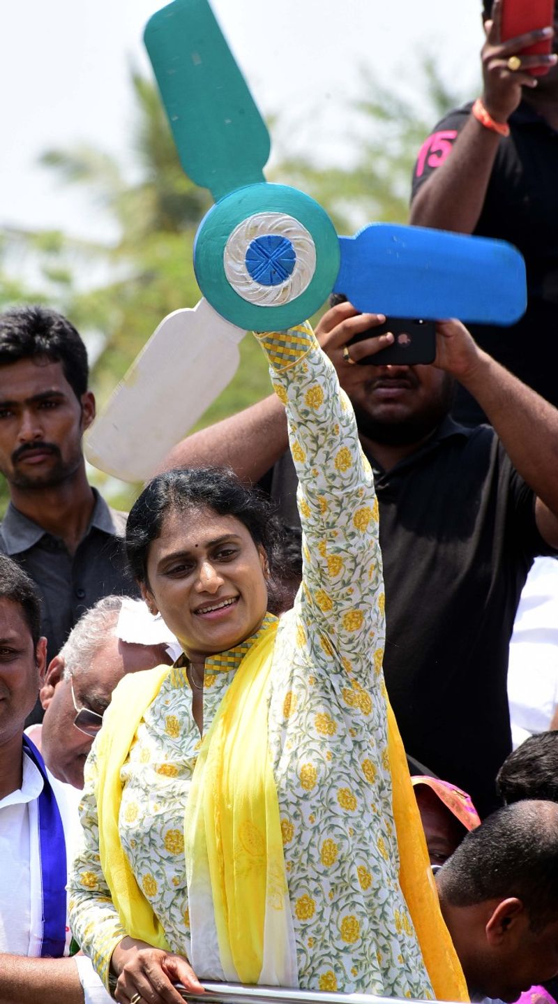 Sharmila adressing Public Meeting Denduluru