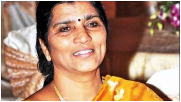 Did Chandrababu's wife also ask for diamonds and gifts? - Lakshmi Parvati questioned Errabelli Dayaka Rao Did Chandrababu's wife also ask for diamonds and gifts? - Lakshmi Parvati questioned Errabelli Dayaka Rao