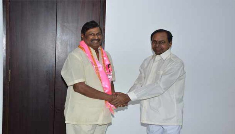 ఈ ఏడాది ఏప్రిల్ మాసంలో టీడీపీ నుండి టీఆర్ఎస్ లో చేరిన మండవ వెంకటేశ్వర్ రావు కూడ నామినేటేడ్ పోస్టు కోసం ఎదురుచూస్తున్నారు. సీఎం కేసీఆర్, మండవ వెంకటేశ్వర్ రావులు మంచి మిత్రులు. టీడీపీలో ఉన్న సమయం నుండి వీరిద్దరి మధ్య సంబంధాలు కొనసాగుతున్నాయి.