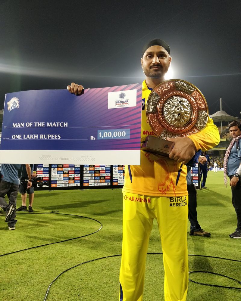 ಈ ಶಾಕ್ನಿಂದ ಹೊರಬರುವ ಮುನ್ನವೇ ತಾರಾ ಸ್ಪಿನ್ನರ್ ಹರ್ಭಜನ್ ಸಿಂಗ್ ಈ ಬಾರಿ ಸಿಎಸ್ಕೆ ಪರ ಆಡುವುದು ಅನುಮಾನವಾಗಿದೆ ಎಂದು ರಾಷ್ಟ್ರೀಯ ಮಾಧ್ಯಮವೊಂದು ವರದಿ ಮಾಡಿದೆ. 