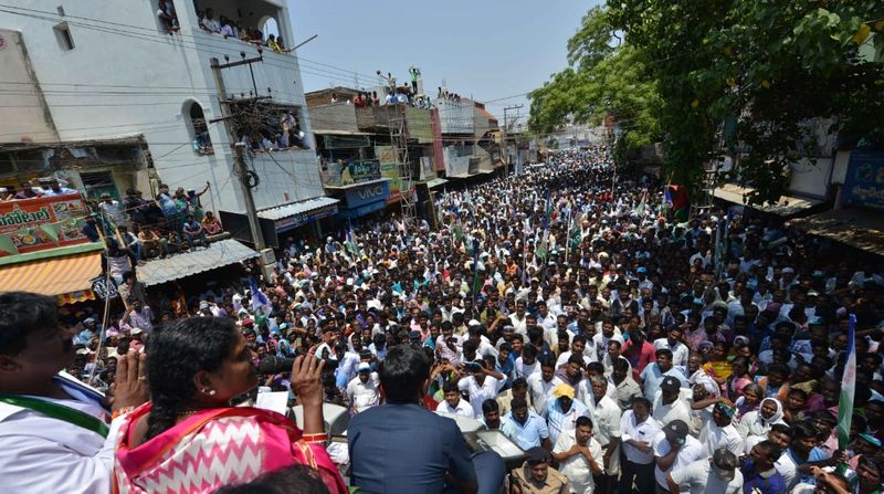 2019 ఎన్నికల్లో అయితే రాజకీయాలపట్ల పూర్తి అవగాహన చేసుకున్న వైయస్ విజయమ్మ అధికార, విపక్ష పార్టీలపై నిప్పులు కురిపించారు. బీజేపీతో పొత్తు అన్న విమర్శలను తిప్పకొట్టడంలో విజయవంతం అయ్యారు.