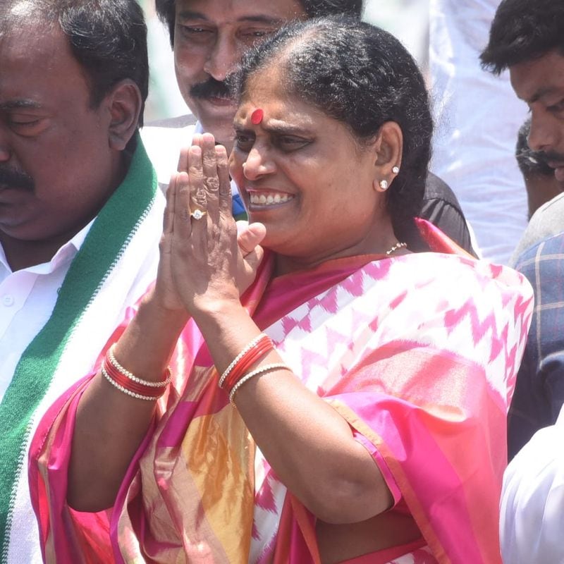 కానీ, తన బిడ్డల మధ్య విభేదాలు తీసుకురావాలన్న దిగజారుడు ప్రయత్నాలను ఎల్లో మీడియా రాతల్లో కన్పిస్తోందన్నారు.ఇది ఏనాడూ కూడ జరగదని ఆమె స్పష్టం చేశారు. పొరుగు రాష్ట్రంతో సంబంధాలు కోరుకొంటున్న నేపథ్యంలో తెలంగాణలో వైసీపీని నడపడం సాధ్యం కాదని జగన్ నిర్ణయం తీసుకొన్నందున ఈ ప్రాంతపు కోడలిగా తాను ప్రజా సేవలో ఉండాలని షర్మిల నిర్ణయం తీసుకొందని విజయమ్మ వివరించారు.