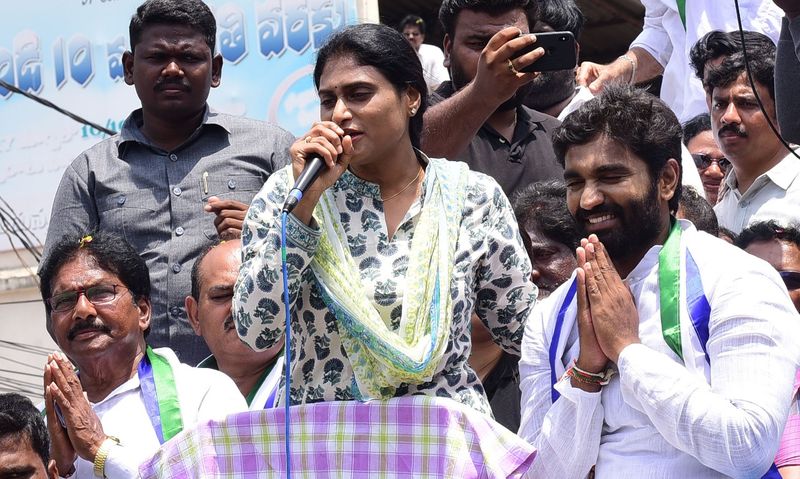 Y.S.Sharmila adressing Public Meeting at rajamundry rural , Davaleshwaram rajamundry Dist