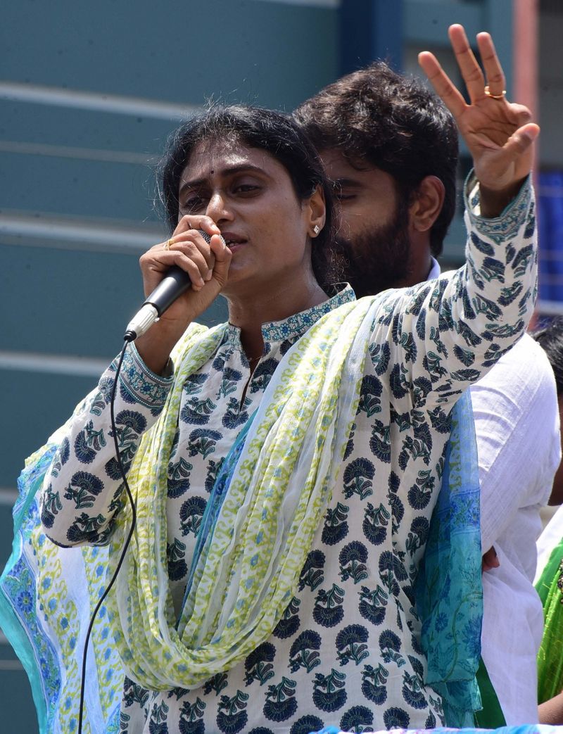 Y.S.Sharmila adressing Public Meeting at rajamundry rural , Davaleshwaram rajamundry Dist