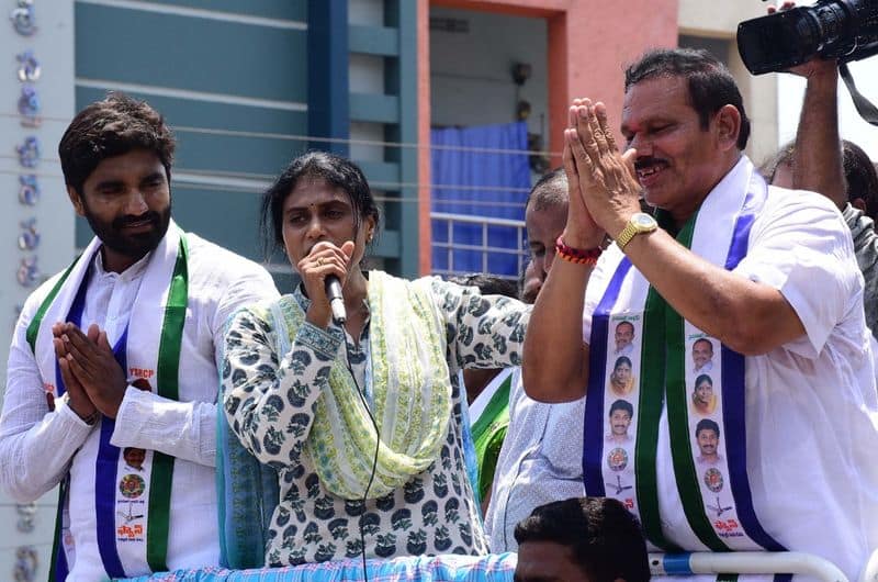 Y.S.Sharmila adressing Public Meeting at rajamundry rural , Davaleshwaram rajamundry Dist