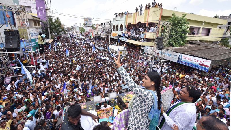 బై బై బాబూ, బైబై పప్పూ అంటూ ఆమె ఇచ్చిన పిలుపు సోషల్ మీడియాలో ఒక ట్రెండ్ సెట్ చేసింది. అంతేకాదు సింహం సింగిల్ గానే వస్తుంది అంటూ పొత్తులపై వైయస్ షర్మిల చేసిన వ్యాఖ్యలు ఎన్నికల ప్రచారంలో సెంట్రాఫ్ అట్రాక్షన్ గా మారాయి.