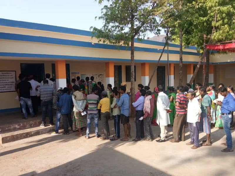 Polling starts in Naxal hit regions of Chhattisgarh today. People are reaching polling stations in large numbers since morning to vote.