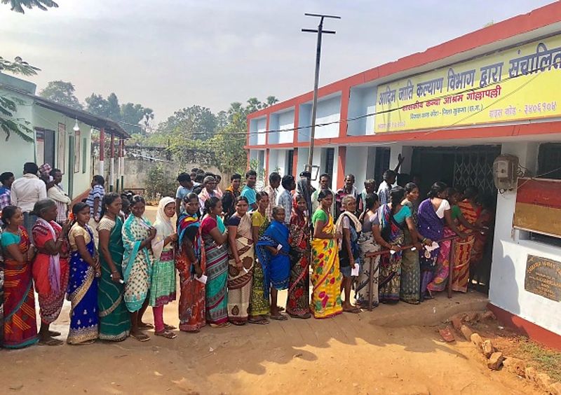 Before 9 AM, excise and industry minister Kawasi Lakma voted in Sukma and Dantewada district collector Topeshwar Verma voted along with his wife and daughter