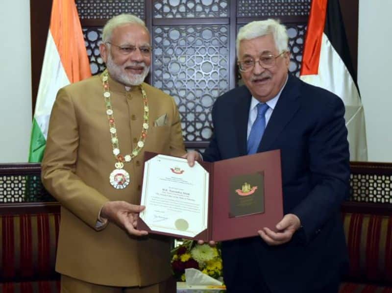 फिलिस्तीन - ग्रैंड कॉलर सम्मान : फिलस्तीन के दौरे पर जाने वाले पहले भारतीय प्रधानमंत्री नरेन्द्र मोदी को फिलिस्तीनी राष्ट्रपति महमूद अब्बास ने ग्रैंड कॉलर सम्मान प्रदान किया। भारत और फिलिस्तीन के रिश्तों की बेहतरी के लिए श्री मोदी द्वारा उठाए गए कदमों के लिए यह सम्मान दिया गया। ग्रैंड कॉलर विदेशी मेहमान को दिया जाने वाला फिलस्तीन का सर्वोच्च सम्मान है।