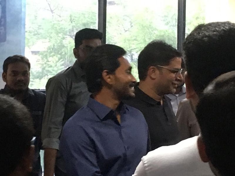 బీజేపీ, టీఎంసీల మధ్యనువ్వా నేనా అన్నట్టుగా సాగుతున్న ఈ పోరులో ఇప్పటికే అధికంగా ఉన్న ఎమోషన్స్ ఈ సంఘటన తరువాత తారాస్థాయికి చేరుకున్నాయి. బెంగాల్ రాజకీయాల్లో మమతాబెనర్జీ ఎన్నికల వ్యూహకర్తగా ప్రశాంత్ కిశోర్పనిచేస్తున్న విషయం తెలిసిందే. బీజేపీ కి రెండంకెల కన్నా ఎక్కువ సీట్లు వస్తే తాను సోషల్ మీడియాను వాడనని సవాల్ విసిరాడు. అంతలా అక్కడ రాజకీయం వేడెక్కింది. 2019 ఎన్నికల్లో జగన్ మోహన్ రెడ్డికి కూడా ఎన్నికల వ్యూహకర్తగా వ్యవహరించింది ప్రశాంత్ కిశోర్ అన్న విషయం విదితమే..!
