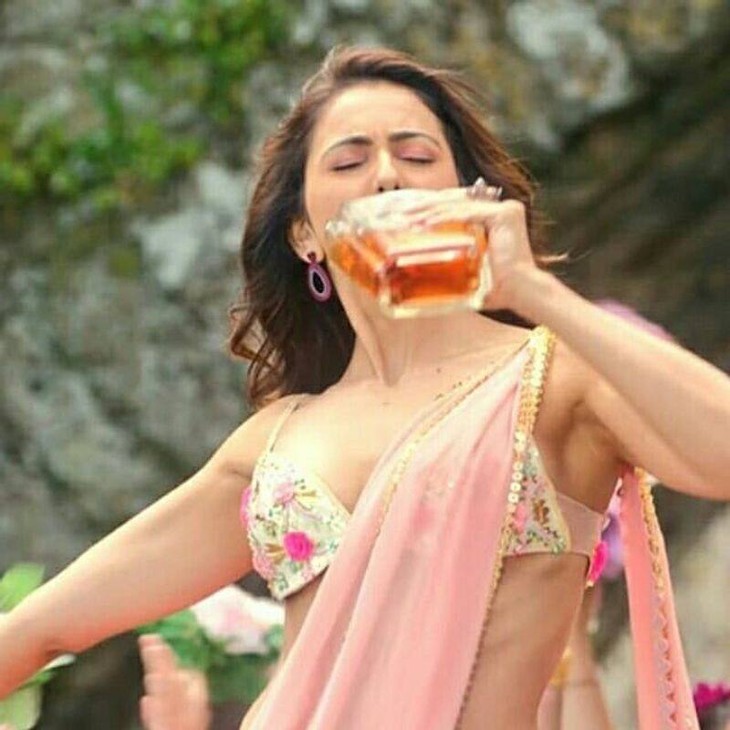 गाने में अभिनेत्री साड़ी पहन कर और हाथों में शराब की बोतल लेकर डांस करती नजर आ रही हैं।