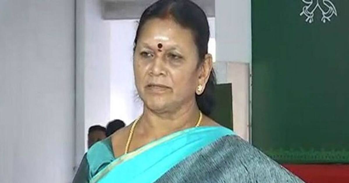 #BREAKING நீதிமன்றத்தில் சரணடைந்தார் அதிமுக முன்னாள் அமைச்சர் சரோஜா.. என்ன காரணம் தெரியுமா?