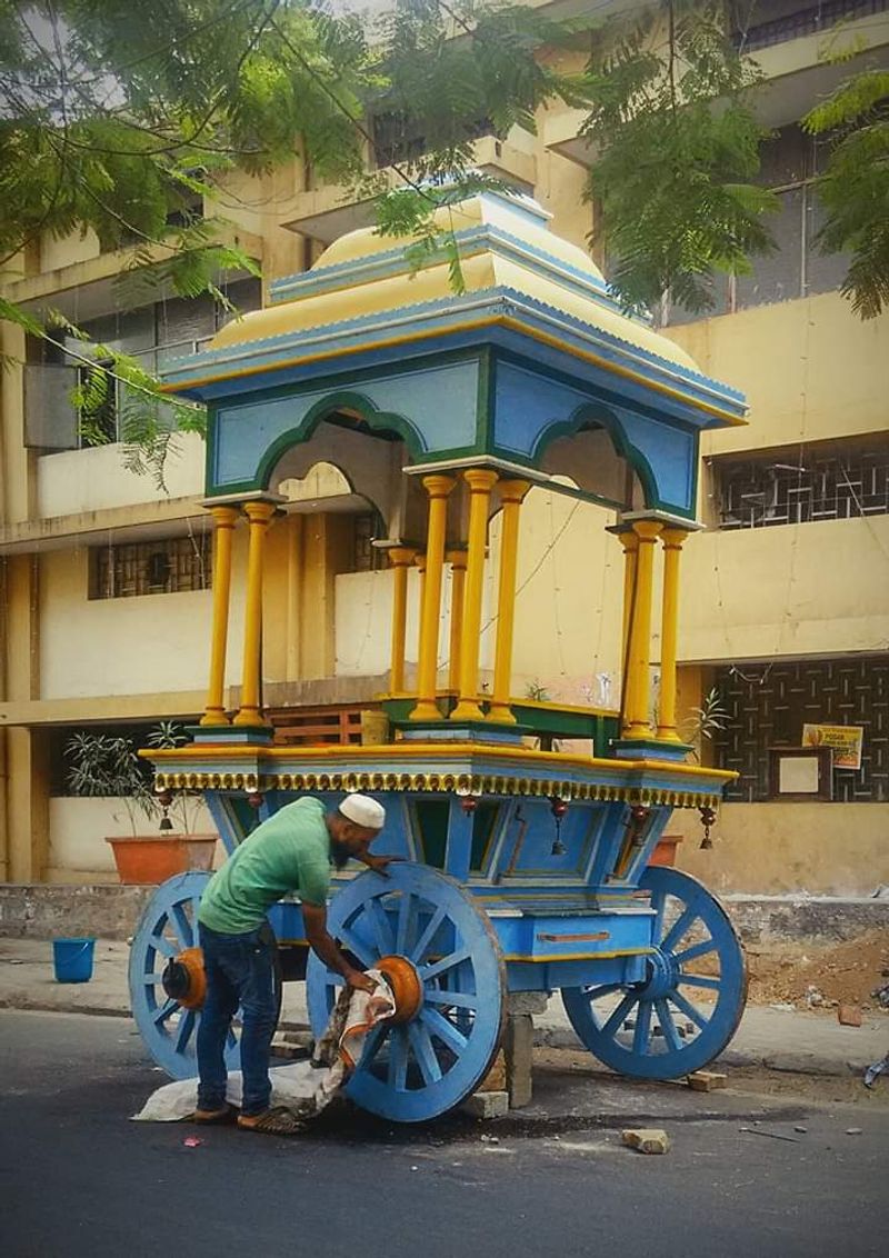 ತನ್ನ ಕಾಯಕವನ್ನು ಇಷ್ಟಪಟ್ಟು ಮಾಡುವ ಸದ್ದಾಂ ಕೆಲಸ ನೋಡಿ ದೇವಸ್ಥಾನಕ್ಕೆ ಭೇಟಿ ನೀಡುವವರೆಲ್ಲರೂ ಶಭಾಷ್ ಎನ್ನುತ್ತಾರೆ.