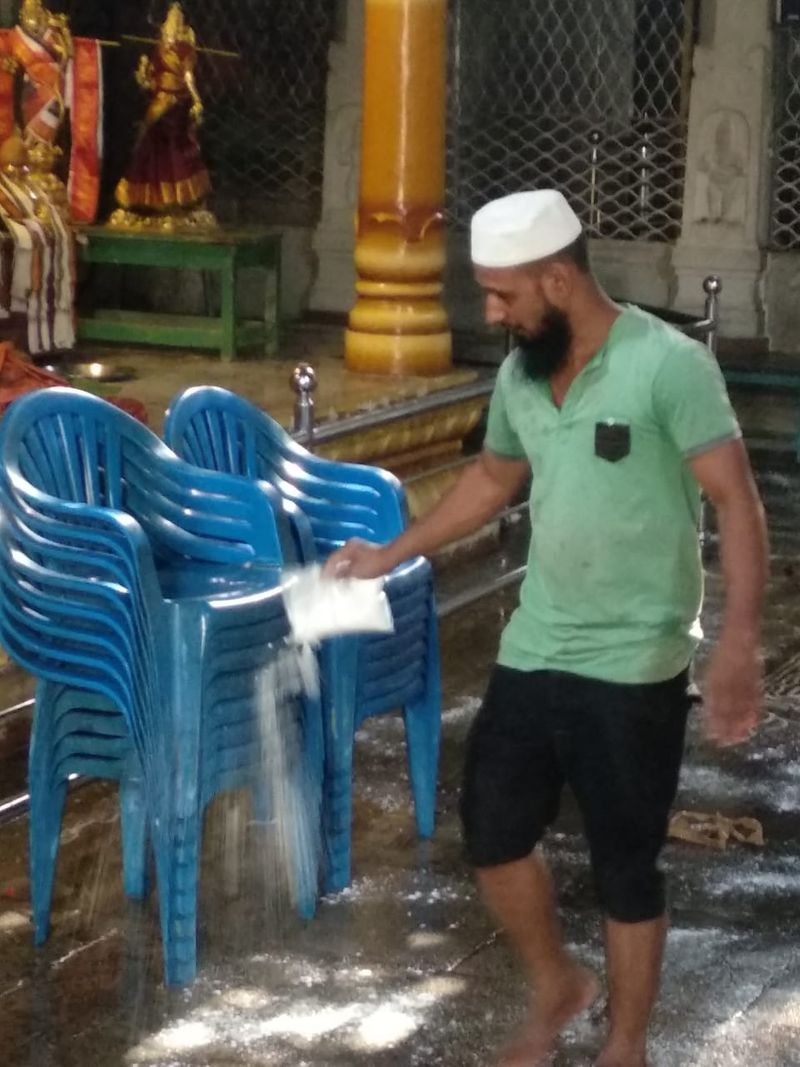ಧರ್ಮದ ವಿಚಾರವಾಗಿ ಕಿತ್ತಾಡುವುದು ಸಾಮಾನ್ಯವಾಗಿರುವ ಇಂದಿನ ದಿನಗಳಲ್ಲಿ ಮುಸ್ಲಿಂ ಯುವಕನೊಬ್ಬ ಹಿಂದೂ ದೇವಾಲಯದಲ್ಲಿ ಸೇವೆ ಸಲ್ಲಿಸುತ್ತಿರುವುದು ನಿಜಕ್ಕೂ ನಮ್ಮ ಸಮಾಜಕ್ಕೆ ಪ್ರೇರಣೆ.