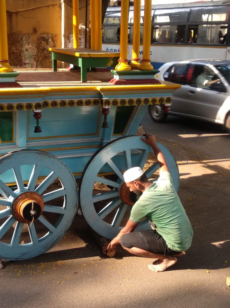 ಟ್ವಿಟರ್ ನಲ್ಲಿ ಕೆಲವರು ಈತನ ಕಾಯಕ ಕಂಡು ಈತ ನಿಜವಾದ ಭಾರತೀಯ ಎಂದು ಕಮೆಂಟ್ ಹಾಕಿದ್ದರೆ, ಇನ್ನು ಕೆಲವರು ಸಮಾಜಕ್ಕೆ ಇಂತಹವರ ಅಗತ್ಯವಿದೆ ಎಂದಿದ್ದಾರೆ.