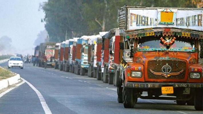 Truck drivers in lungi to invite Rs 2,000 fine in Uttar Pradesh Truck drivers in lungi to invite Rs 2,000 fine in Uttar Pradesh