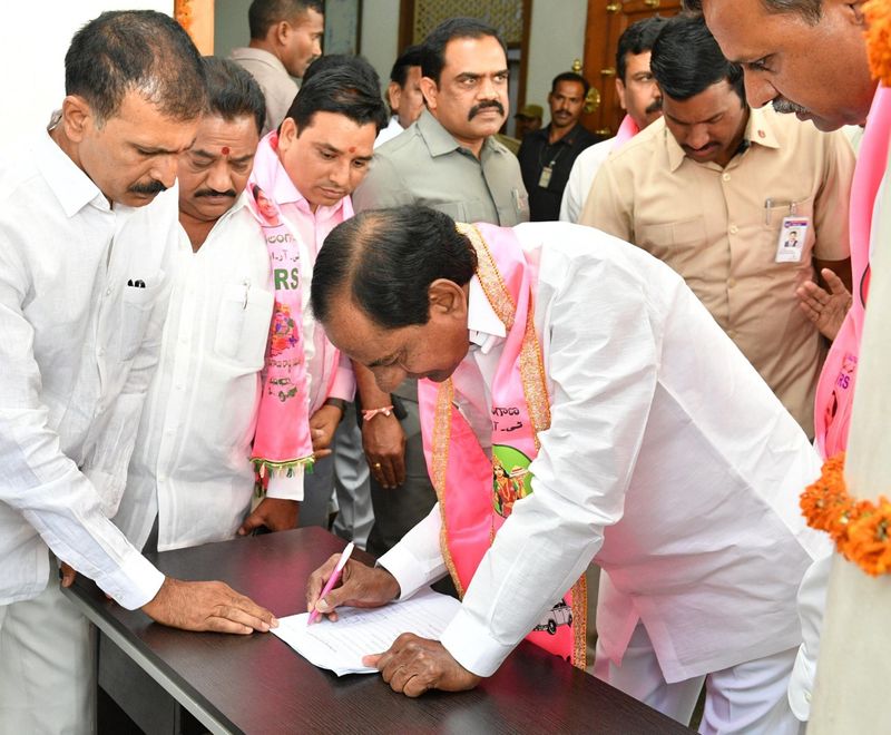 అయితే గ్రాడ్యుయేట్, టీచర్స్ ఎమ్మెల్సీ ఎన్నికల్లో బరిలో దిగిన అభ్యర్థులు తమ పార్టీకి చెందిన వారు కాదని అందుకే ఈ ఎన్నికలను సీరియస్గా తీసుకోలేదని టీఆర్ఎస్ నేతలు చెబుతున్నారు.