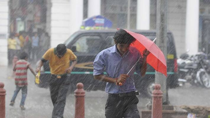Heavy rainfall lashes Delhi-NCR waterlogging traffic police issues advisory Heavy rainfall lashes Delhi-NCR waterlogging traffic police issues advisory