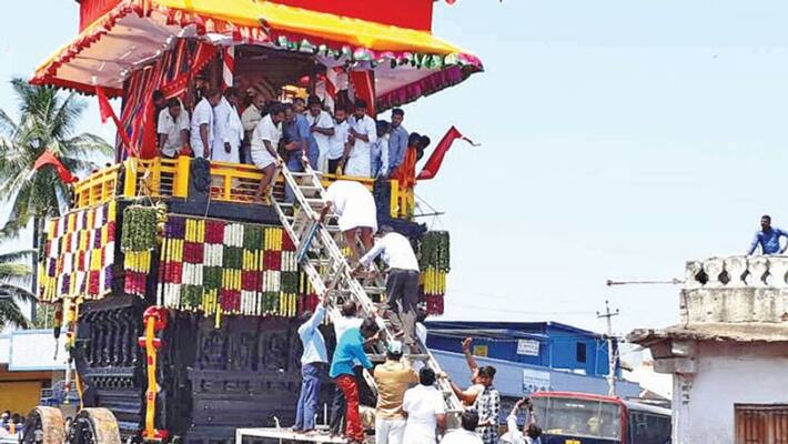 Revanna struggles to get down from chariot of Beluru Chennakeshava temple Revanna struggles to get down from chariot of Beluru Chennakeshava temple