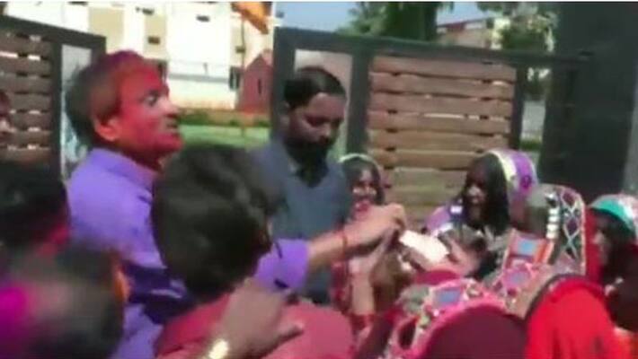 Money Distributed To Voters near BJP Leader Bhagwant Khuba House In Bidar Money Distributed To Voters near BJP Leader Bhagwant Khuba House In Bidar