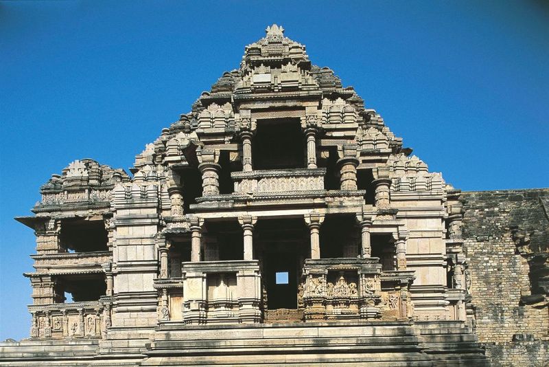 The smaller Bahu temple in Gwalior is largely damaged but an image of Vishnu, Brahma and Mahesh (Shiva) can still be seen.