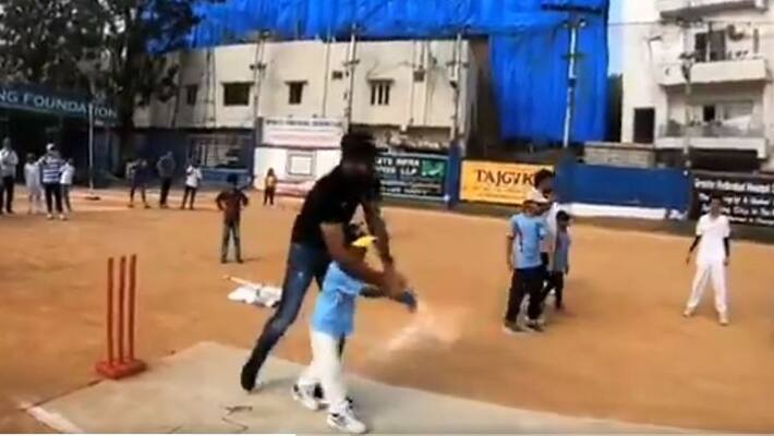 SRH Vijay Shankar Rashid Khan plays gully cricket with Hyderabad kids SRH Vijay Shankar Rashid Khan plays gully cricket with Hyderabad kids