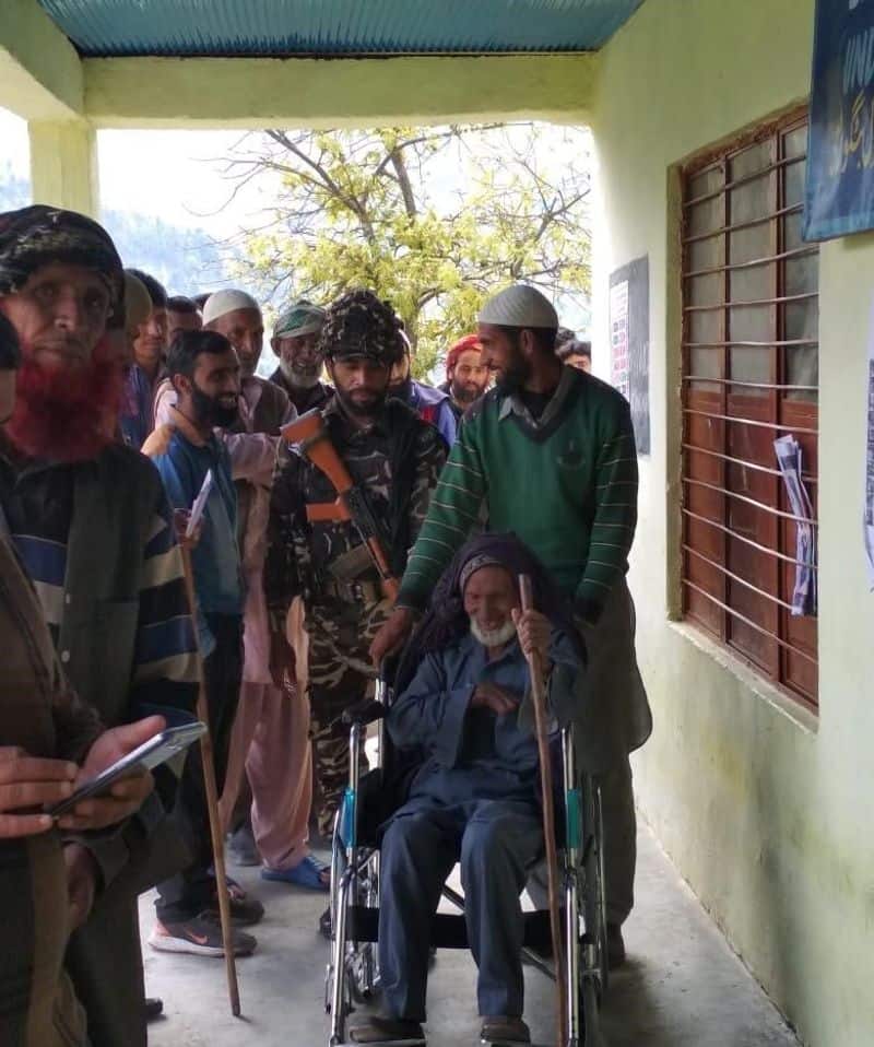 लोकसभा चुनाव के दूसरे चरण में जम्मू-कश्मीर के डोडा सीट पर बुजुर्गों का मतदान के लिए खासा उत्साह नजर आया।