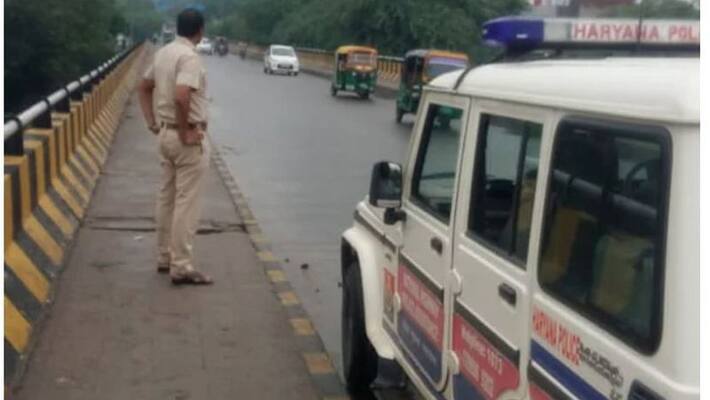 constable jumps from the jeep in khairatabad constable jumps from the jeep in khairatabad