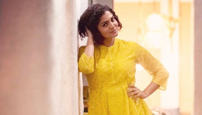 Fans shocking for parvathy thiruvothu topless Photo shoot