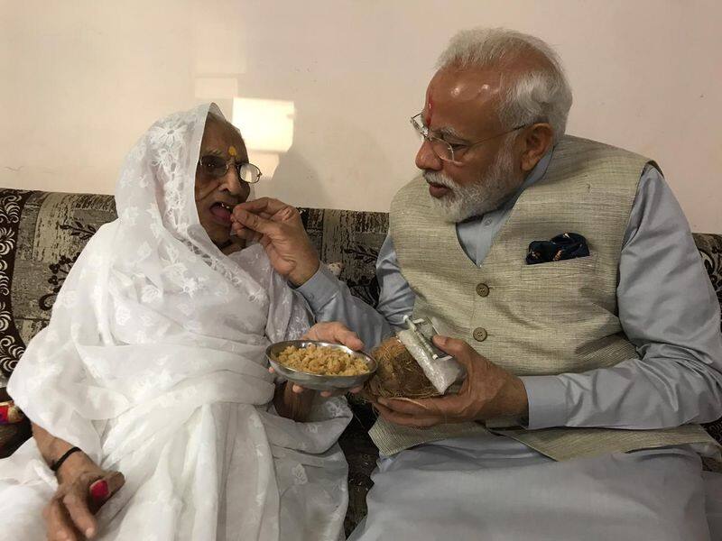 प्रधानमंत्री को देश के करोड़ों लोगों का स्नेह मिलता है। लेकिन वह सब मिलकर भी उनकी माता के प्रेम की बराबरी नहीं कर सकता है।