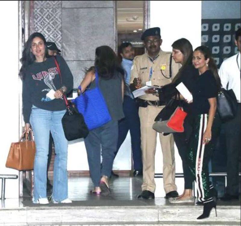सोमवार को करीना और अमृता को मुंबई के कलीना एयरपोर्ट पर स्पॉट किया गया था।