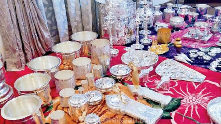 a business man gifted gold and silver things for his daughter marriage a business man gifted gold and silver things for his daughter marriage