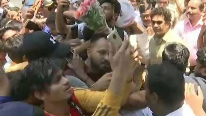 sachin came out his home and got blessings from his fans sachin came out his home and got blessings from his fans