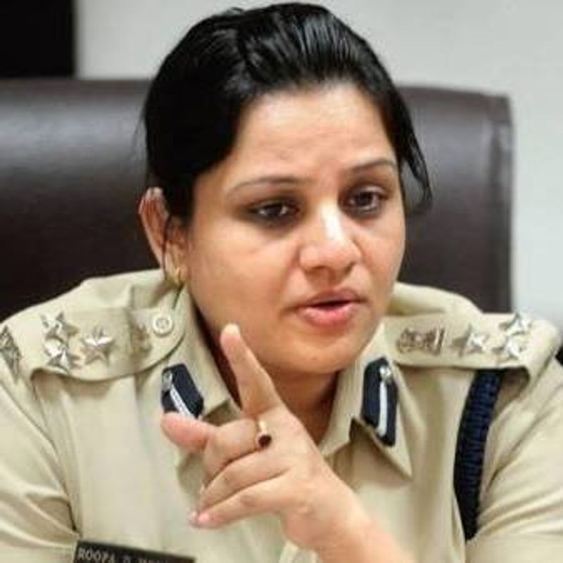 ದಾವಣಗೆರೆಯ ಸಂಪ್ರದಾಯಸ್ಥ ಬ್ರಾಹ್ಮಣ ಕುಟುಂಬದಲ್ಲಿ ಜನಿಸಿದ ಡಿ. ರೂಪಾ ಕರ್ನಾಟಕದ ಲೇಡಿ ಸಿಂಗಂ ಎಂದೇ ಖ್ಯಾತಿ ಗಳಿಸಿದ್ದಾರೆ.