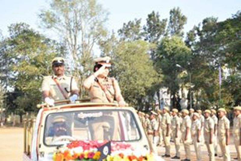 ಮನಃಶಾಸ್ತ್ರದಲ್ಲಿ ಸ್ನಾತಕೋತ್ತರ ಪದವಿ ಪಡೆದಿರುವ ರೂಪಾ 2000ನೇ ಇಸವಿಯಲ್ಲಿ UPSCಯಲ್ಲಿ 43ನೇ ರ್ಯಾಂಕ್ ಪಡೆದಿದ್ದರು.