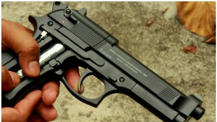 Mangalore police on roads during sunday lockdown with pistols Mangalore police on roads during sunday lockdown with pistols