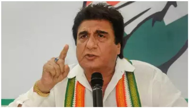 ಚಿತ್ರಗಳ ಜೊತೆಗೆ ರಾಜ್ ಬಬ್ಬರ್ ಕೂಡ ರಾಜಕೀಯದಲ್ಲಿ ಸಕ್ರಿಯರಾಗಿದ್ದಾರೆ. 2004 ರಲ್ಲಿ ನಡೆದ 14 ನೇ ಲೋಕಸಭಾ ಚುನಾವಣೆಯಲ್ಲಿ ಅವರು ಫಿರೋಜಾಬಾದ್ನಿಂದ ಸಮಾಜವಾದಿ ಪಕ್ಷದ ಸದಸ್ಯರಾಗಿ ಆಯ್ಕೆಯಾದರು. ಸಮಾಜವಾದಿ ಪಕ್ಷದಿಂದ ಅಮಾನತುಗೊಂಡ ನಂತರ 2006 ರಲ್ಲಿ ಕಾಂಗ್ರೆಸ್ ಸೇರಿದರು. ಕಾಂಗ್ರೆಸ್ ಮಾಜಿ ವಕ್ತಾರ ರಾಜ್ ಬಬ್ಬರ್ ಅವರು 2014 ರ ಲೋಕಸಭಾ ಚುನಾವಣೆಯಲ್ಲಿ ಗಾಜಿಯಾಬಾದ್ನಿಂದ ತಮ್ಮ ಅದೃಷ್ಟವನ್ನು ಪ್ರಯತ್ನಿಸಿದರು, ಆದರೆ ಸೋಲು ಕಂಡರು.