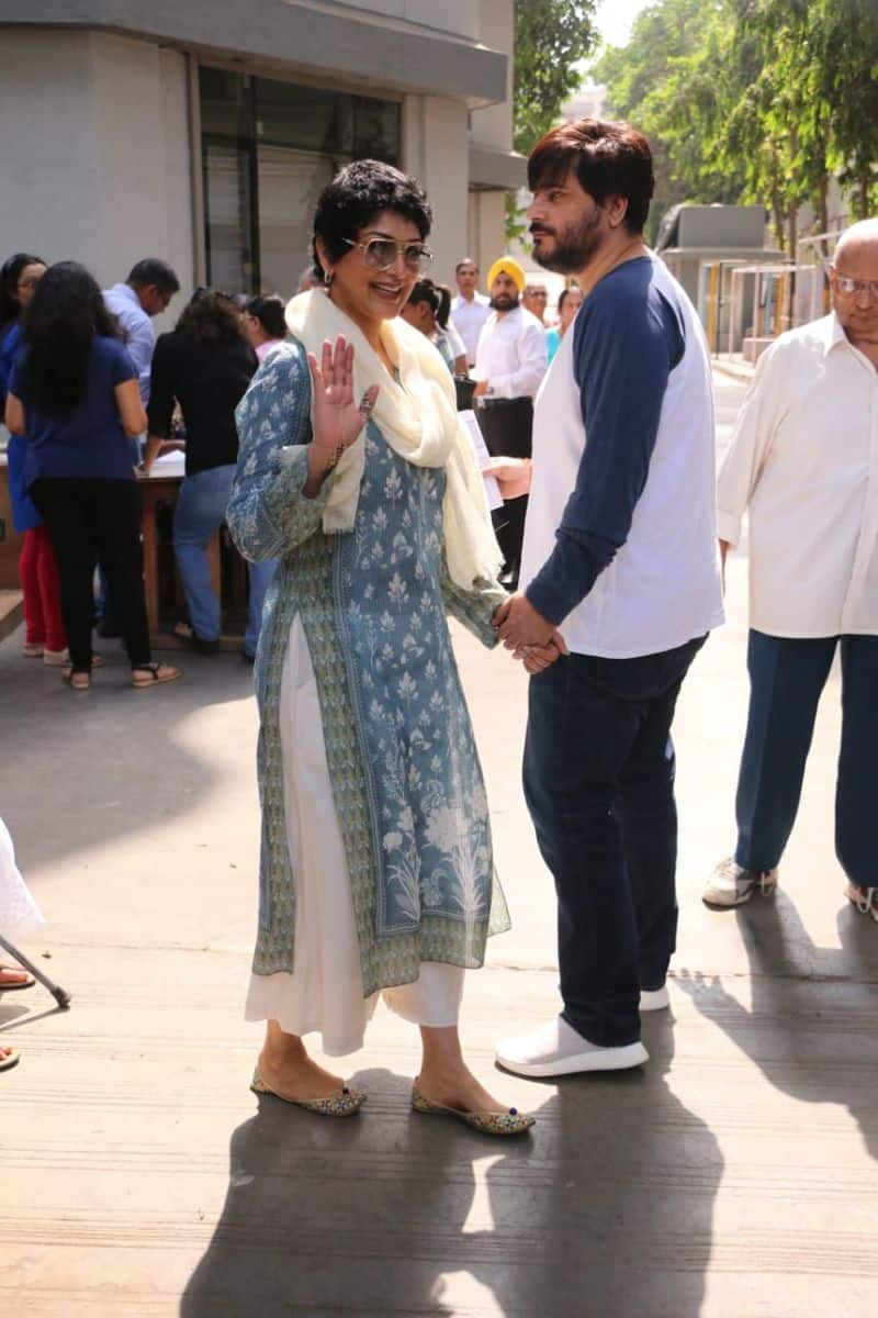 बॉलीवुड एक्ट्रेस सोनाली बेंद्रे ने पति गोल्डी बहल के साथ आज मुंबई में अपनी कीमती वोट डाला।