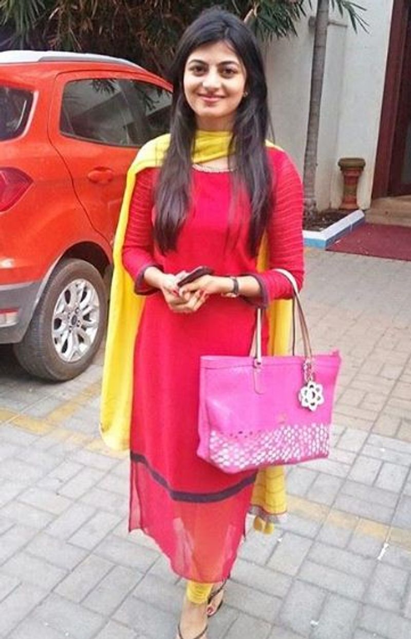 kayal anandhi latest photo gallery