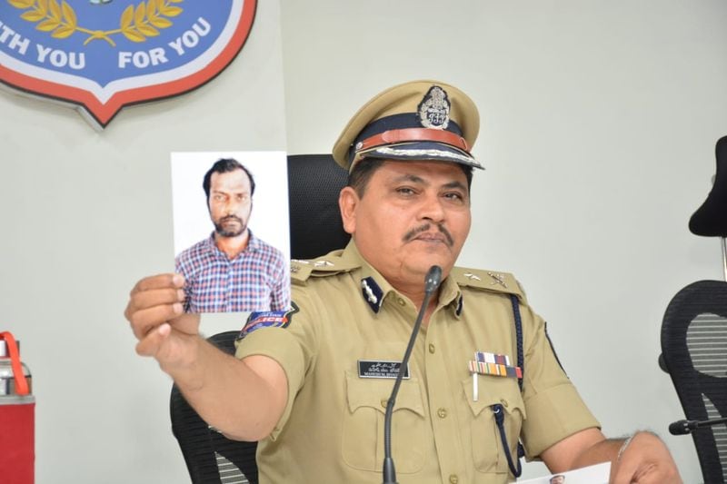 శ్రీనివాస్ రెడ్డి మొబైల్ పోన్లో అశ్లీ వెబ్సైట్ల సెర్చింగ్ చేసినట్టుగా పోలీసుల విచారణలో తేలింది.ఆశ్లీల వెబ్సైట్లతో శ్రీనివాస్ రెడ్డి కాలయాపన చేసేవాడని పోలీసులు అనుమానిస్తున్నారు. ఈ ప్రభావంతోనే అత్యాచారాలకు పాల్పడి ఉండవచ్చని పోలీసులు అభిప్రాయపడుతున్నారు.